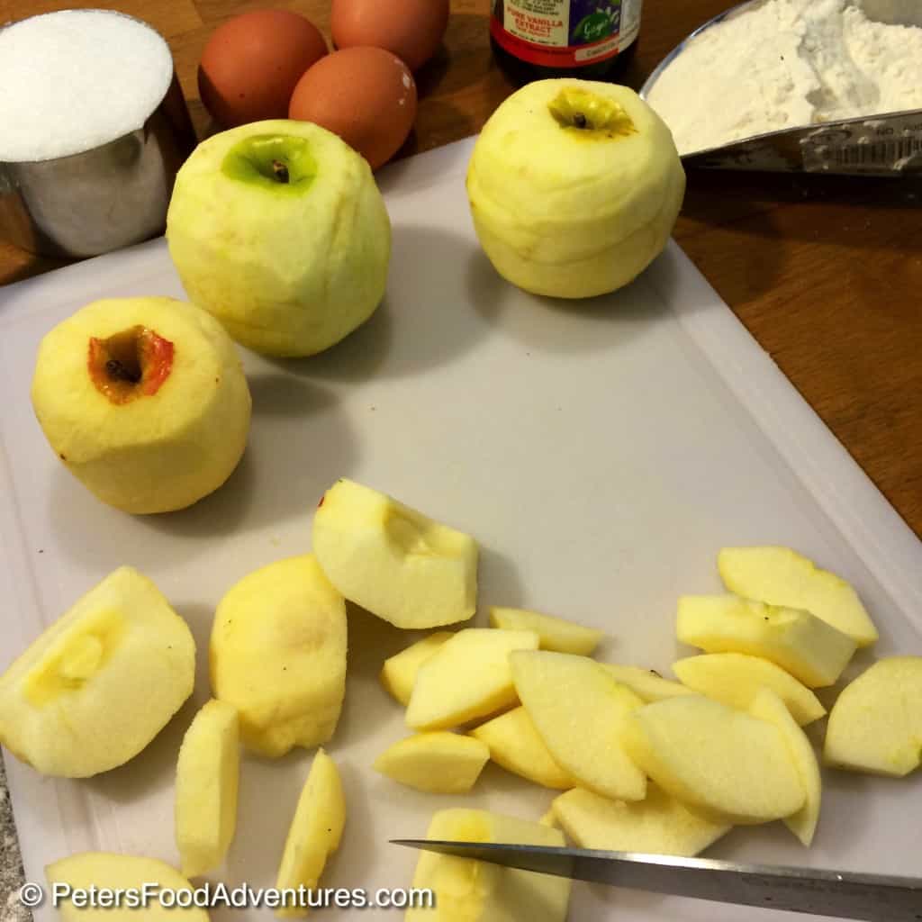 slicing apples for sharlotka