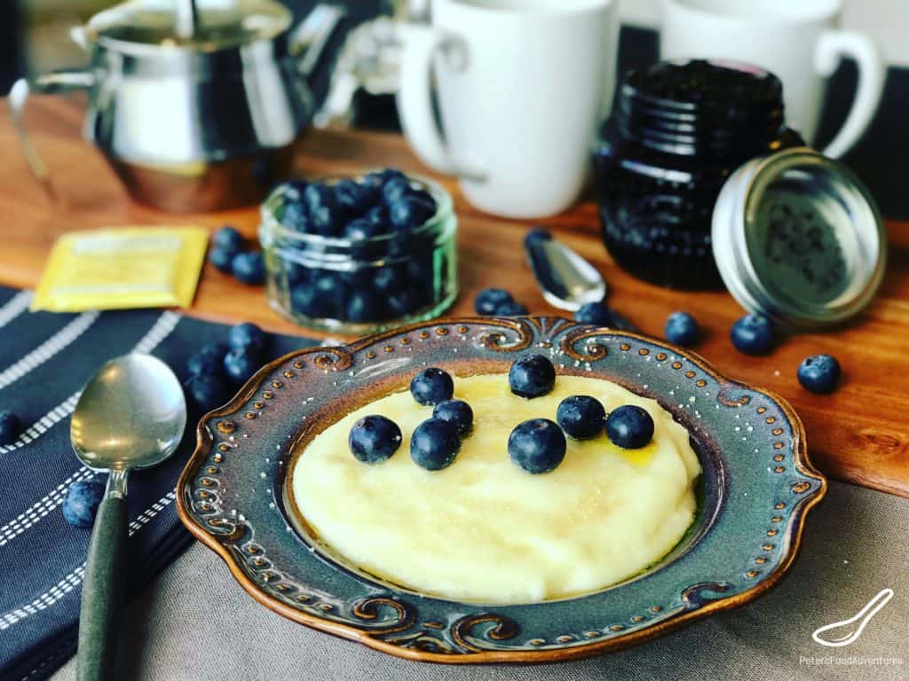  Crème de blé sur une table de petit-déjeuner avec des myrtilles fraîches