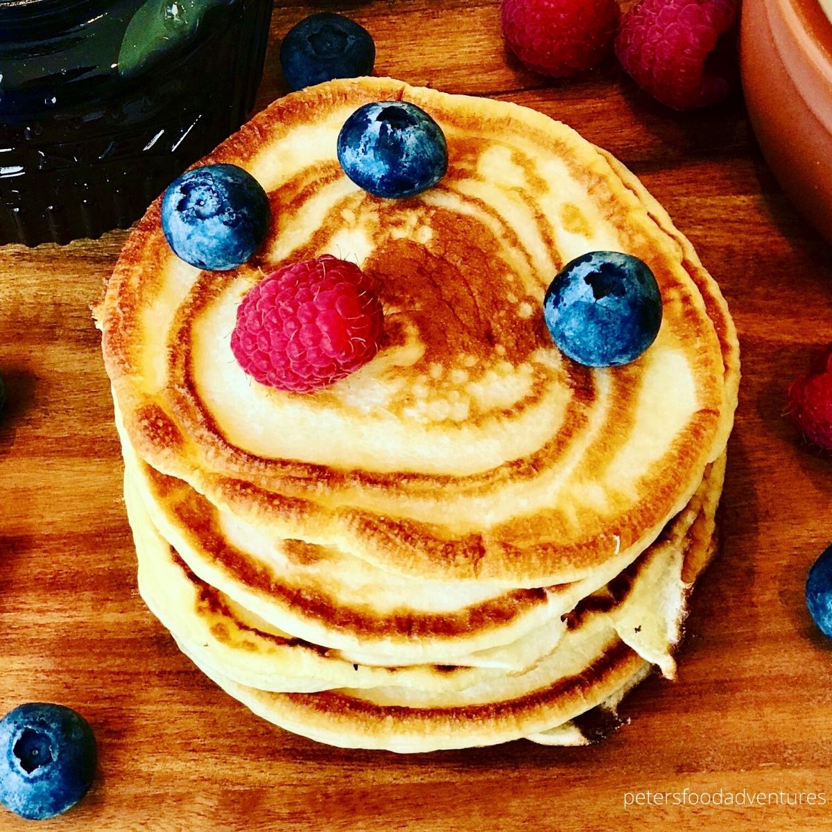oladi pancakes with fresh berries