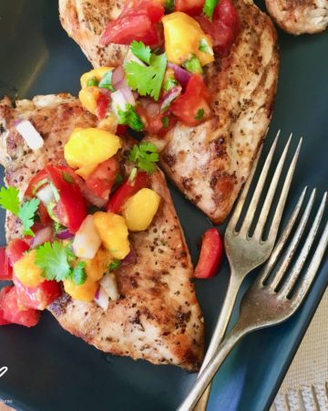 The ultimate summer recipe, easy to make and delicious. Bbq grilled chicken with fresh mango, tomatoes, jalapeños, peppers and cilantro - Grilled Chicken with Mango Salsa