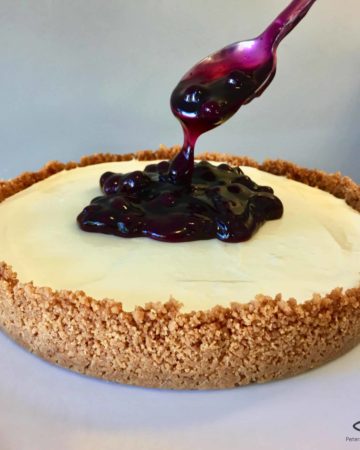 So easy to make, a timesaver that can be prepared in advance. A Vanilla Bean Cheesecake on a cookie base, topped with blueberries - Easy No Bake Blueberry Cheesecake Pie