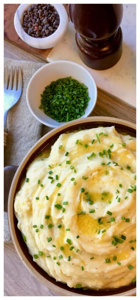 This classic garlic mashed potato recipes is so creamy and fluffy. Absolutely a family favourite dinner side, perfect for Thanksgiving for Christmas or everyday! Creamy Garlic Mashed Potatoes Recipe
