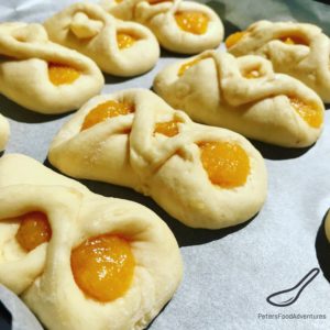 Sweet and delicious, Apricot Piroshki are a tasty yeast dough pastry made from dried apricots (or prunes). Similar to Apricot Kolaches. (Пирожки с абрикосами)