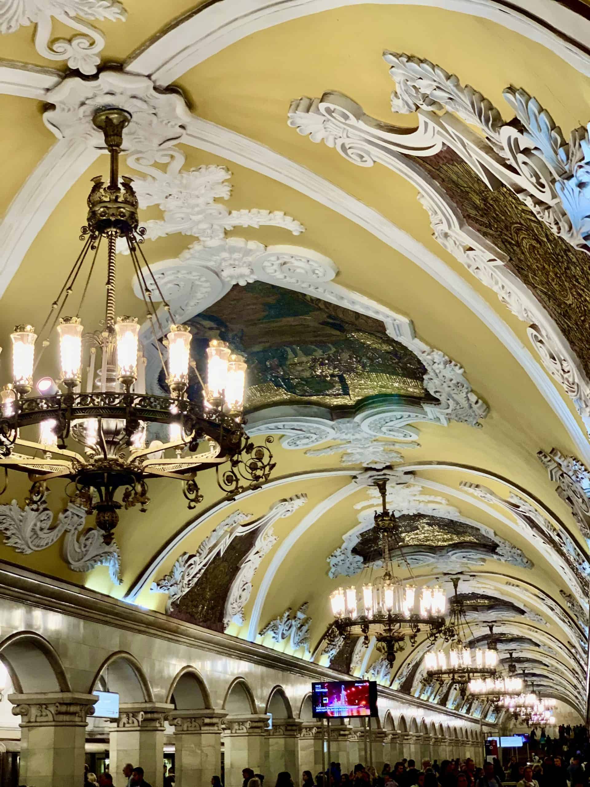komsomolskaya station with chandeliers